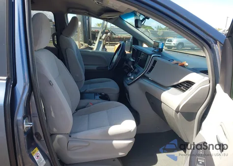 2017 Toyota Sienna Le 7 Passenger z USA, uszkodzony, nr VIN 5TDKZ3DC1HS786551